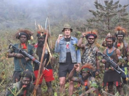 NZ pilot Philip Mehrtens with his West Papuan rebel captors