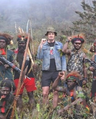 NZ pilot Philip Mehrtens with his West Papuan rebel captors
