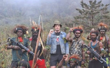 NZ pilot Philip Mehrtens with his West Papuan rebel captors