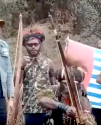 Two countries, two kidnappings – Port Moresby shows Jakarta how it’s done with 3 PNG hostages freed NZ pilot Philip Mehrtens with some of his West Papuan rebel captors