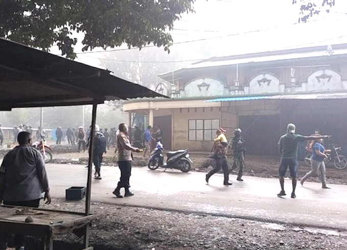 Pasukan keamanan Indonesia berpatroli menjaga jalan di sekitar Sinakma, Wamena
