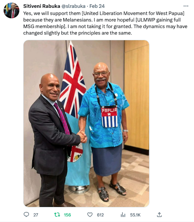 Pemimpin Papua Barat Benny Wenda (kiri) berjabat tangan dengan Perdana Menteri Fiji Sitiveni Rabuka