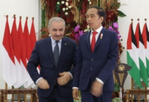 President Joko "Jokowi" Widodo (right) with Palestinian Prime Minister Mohammad Shtayyeh in Jakarta 2022