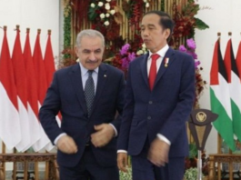 President Joko "Jokowi" Widodo (right) with Palestinian Prime Minister Mohammad Shtayyeh in Jakarta 2022