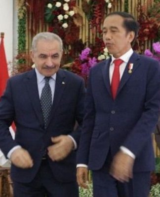 President Joko "Jokowi" Widodo (right) with Palestinian Prime Minister Mohammad Shtayyeh in Jakarta 2022