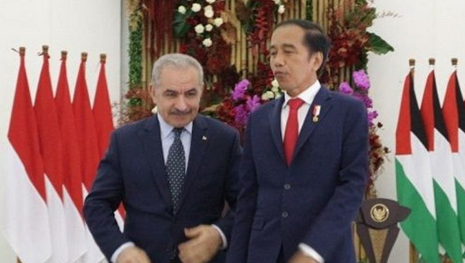 President Joko "Jokowi" Widodo (right) with Palestinian Prime Minister Mohammad Shtayyeh in Jakarta 2022