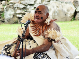 Ratu Epenisa Cakobau receives a "tabua"