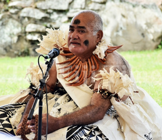 Ratu Epenisa Cakobau receives a "tabua"