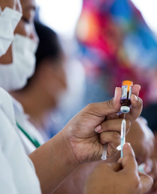 (left) and UNICEF team leader Luisa Popo