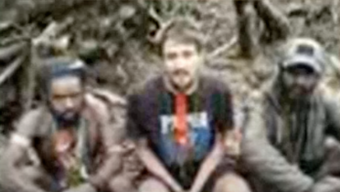 ‘I’m alive, healthy . . . stop the bombs,’ says kidnapped NZ pilot in new West Papua video Hostage NZ pilot Philip Mehrtens in new video 260423