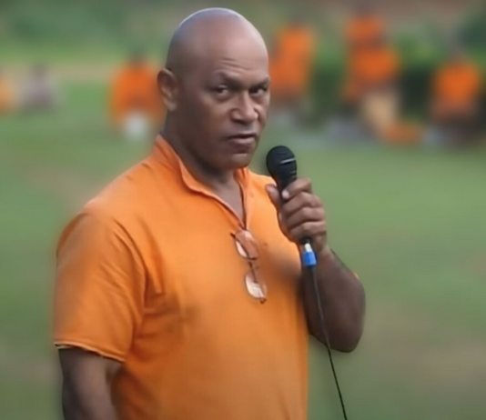 Prisoner George Speight speaking to inmates in 2011