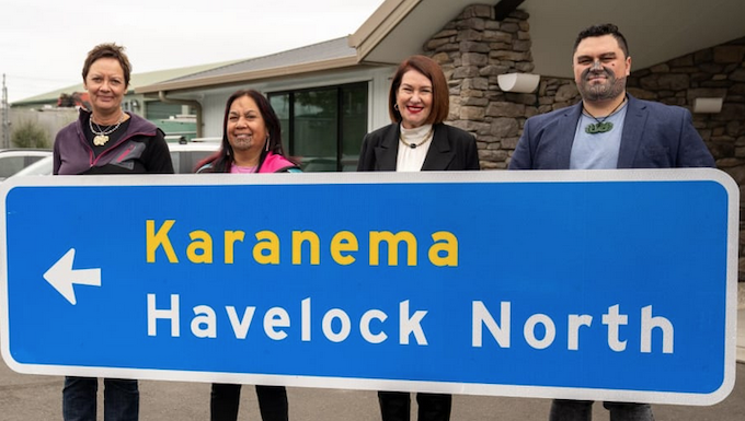 NZ’s opposition ‘need to go back to school’ over bilingual sign attack Māori road signs in the Havelock North area