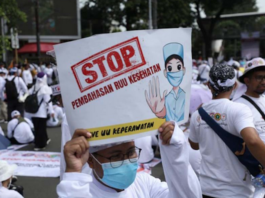 Indonesian health workers in Jakarta protest against the controversial draft Health Law