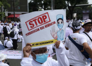 Indonesian health workers in Jakarta protest against the controversial draft Health Law