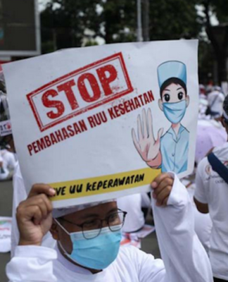 Indonesian health workers in Jakarta protest against the controversial draft Health Law