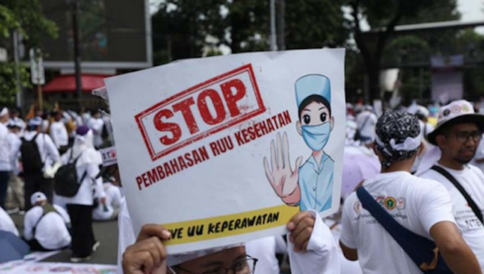 Indonesian health workers in Jakarta protest against the controversial draft Health Law