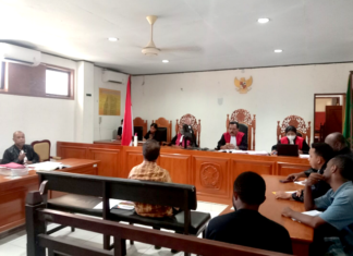 Expert witness Dr Robert Masreng testifies during the treason trial of three Papuan students