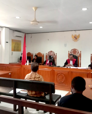 Papuan students accused of ‘treason’ over raising Morning Star flags Expert witness Dr Robert Masreng testifies during the treason trial of three Papuan students