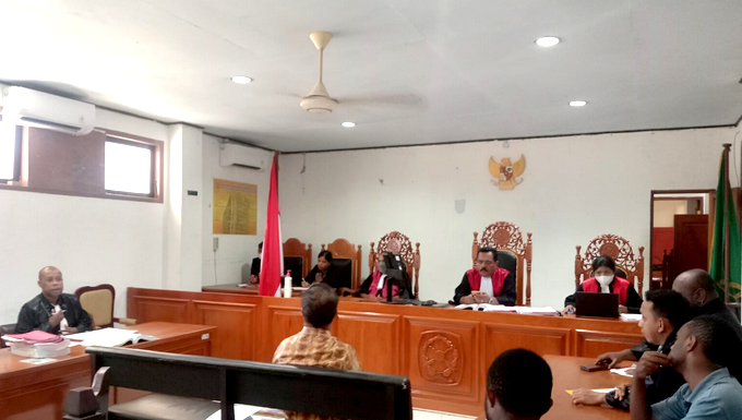 Expert witness Dr Robert Masreng testifies during the treason trial of three Papuan students