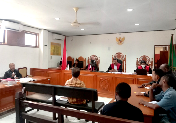 Expert witness Dr Robert Masreng testifies during the treason trial of three Papuan students