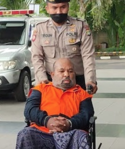 The ailing accused Papua Governor Lukas Enembe in a wheelchair and handcuffed