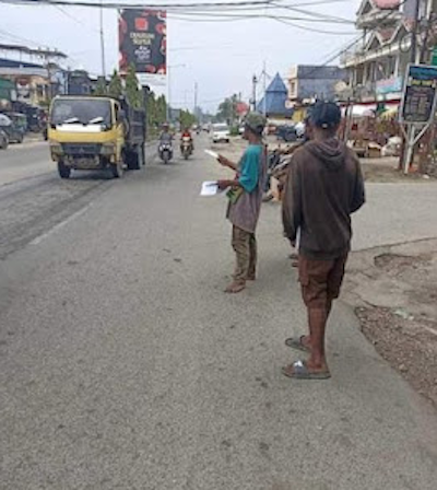 West Papuan activists handing out New York Agreement protest flyers in Jayapura