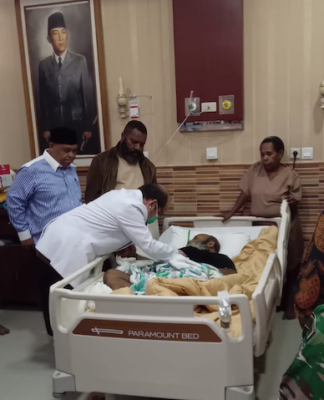 A team of doctors from the Indonesian Medical Association (IDI) when visiting the suspended Papuan Governor, Lukas Enembe, at Kartika Pavilion 2 of the Gatot Subroto Army Central Hospital on 28 July 2023