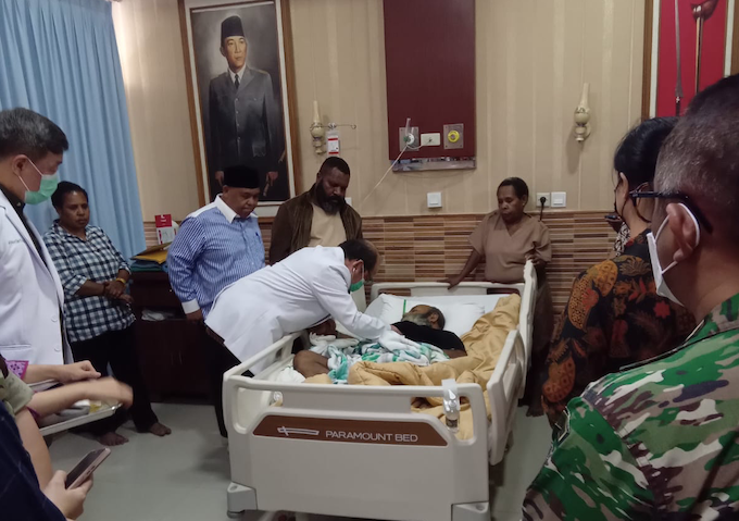 A team of doctors from the Indonesian Medical Association (IDI) when visiting the suspended Papuan Governor, Lukas Enembe, at Kartika Pavilion 2 of the Gatot Subroto Army Central Hospital on 28 July 2023