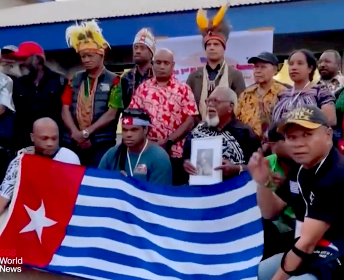 El presidente del ULMWP, Benny Wenda, con sus seguidores en Port Vila