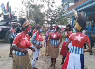 West Papuans prepare for yesterday's rally in Wamena