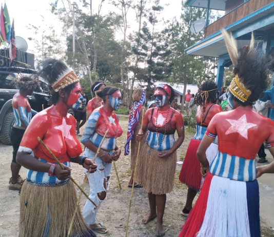 West Papuans prepare for yesterday's rally in Wamena