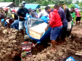 The five killed Papuan youths being buried at Kilo Enam Public Cemetery