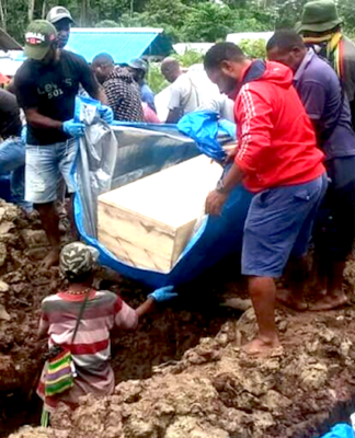 The five killed Papuan youths being buried at Kilo Enam Public Cemetery