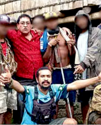 The controversial photo of Milne Bay Governor Gordon Wesley (red shirt) and gang leader Eugene Pakailasi (blue shirt)