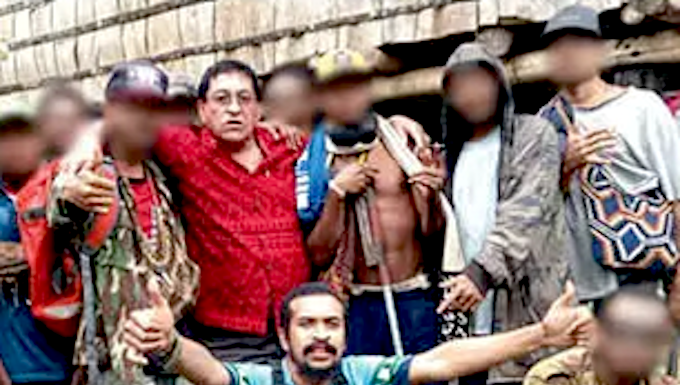 The controversial photo of Milne Bay Governor Gordon Wesley (red shirt) and gang leader Eugene Pakailasi (blue shirt)