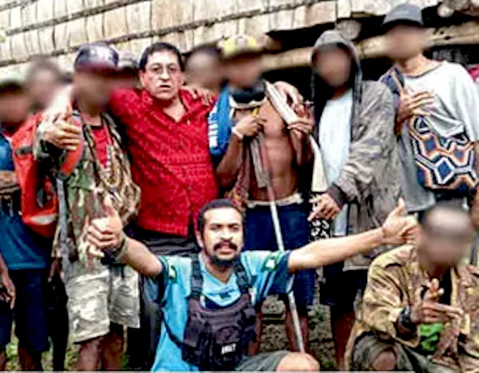 The controversial photo of Milne Bay Governor Gordon Wesley (red shirt) and gang leader Eugene Pakailasi (blue shirt)