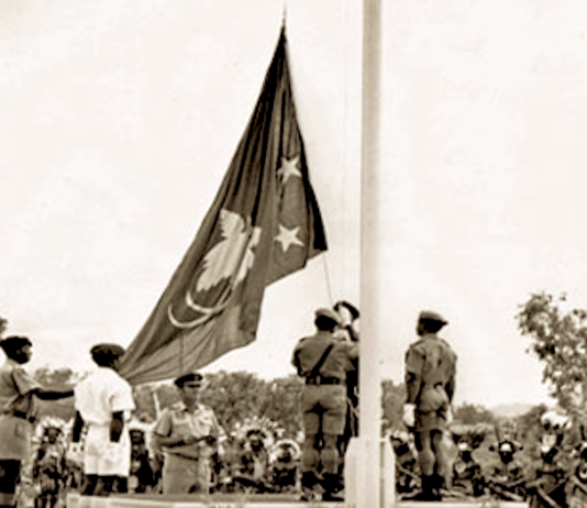 The PNG flag being raised for the first time as an independent nation on 16 September 2023