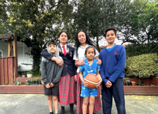 Avinis Siasau Ma'u with her family