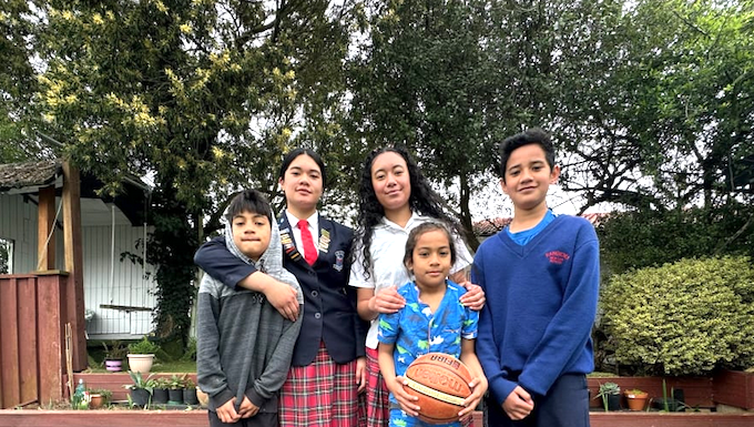 Avinis Siasau Ma'u with her family
