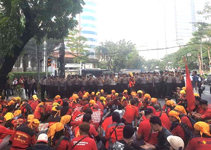A heavy Indonesian police presence confronts the pro-Palestinian protesters