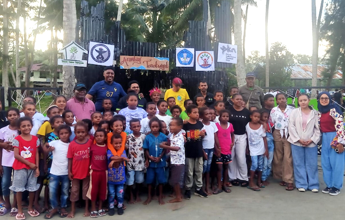 Children who participated in the Arumbay Tonotwiyat cultural and environmental event in Jayapura