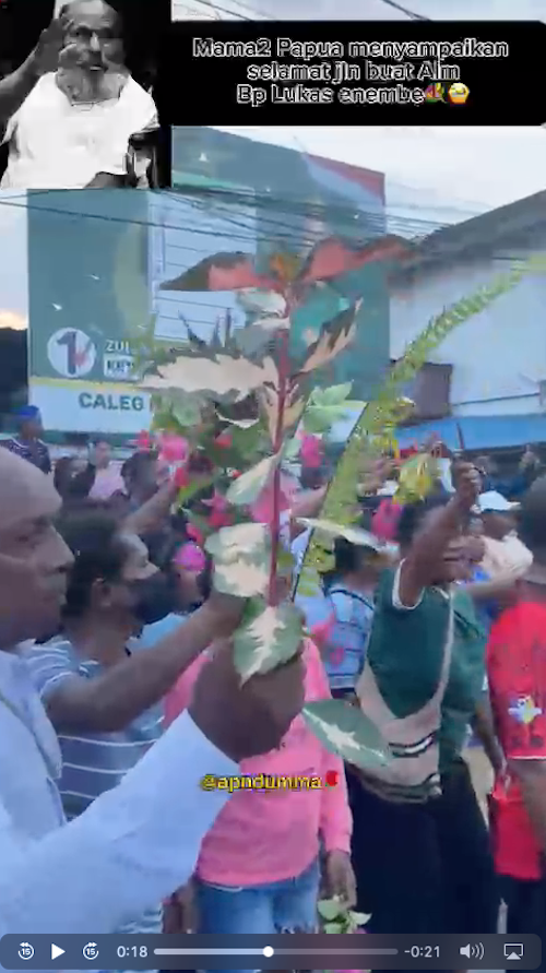 Governor Chief Lukas Enembe was greeted by Papuan mothers and youth with flowers
