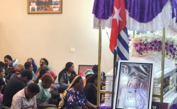 The late Chief Lukas Enembe's family mourns him after his coffin is delivered