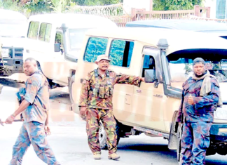 PNG riot police and Defence Force officers on duty