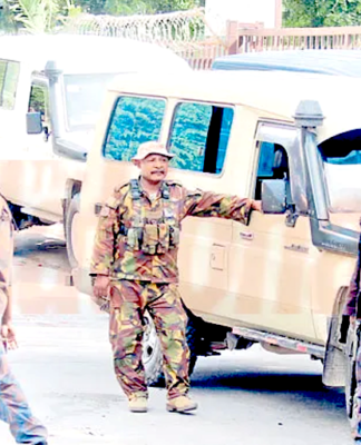 PNG riot police and Defence Force officers on duty