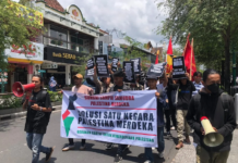 GERAK Palestina protesters march through Yogyakarta's shopping district