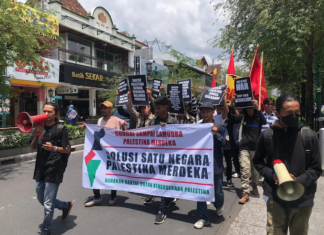 GERAK Palestina protesters march through Yogyakarta's shopping district