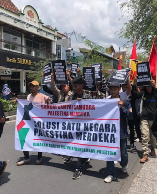 GERAK Palestina protesters march through Yogyakarta's shopping district