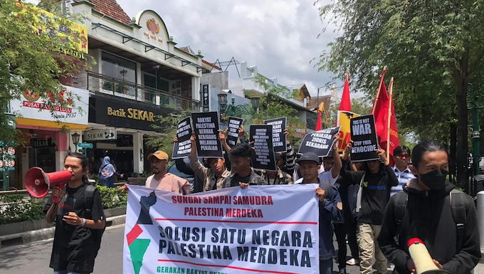 GERAK Palestina protesters march through Yogyakarta's shopping district