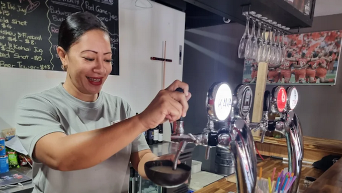 Sparkling kava being served at the Reload Bar
